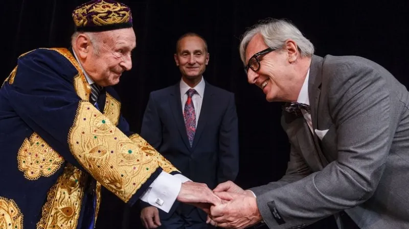 Z inscenace Divadla Bez zábradlí Jistě, pane premiére! - režie Karel Heřmánek, Michal Pavlík. Na snímku: Stanislav Zindulka, Josef Carda a Karel Heřmánek.