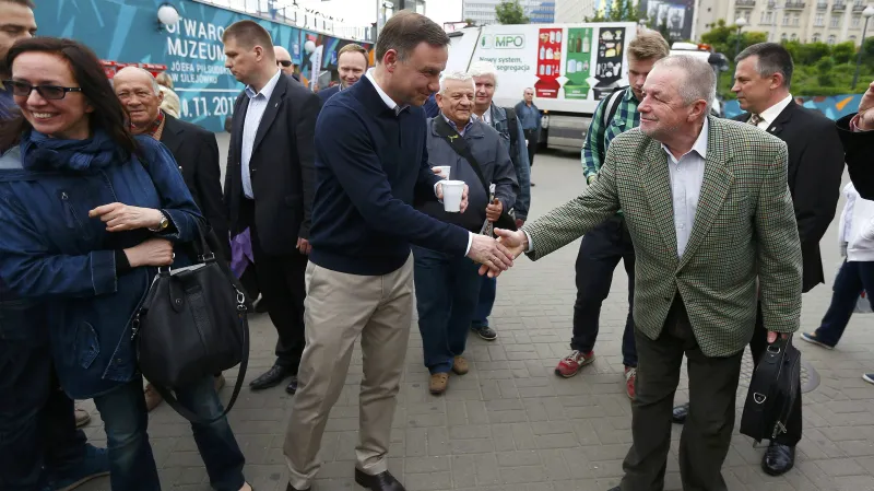 Duda přijímá gratulace od obyvatel Varšavy