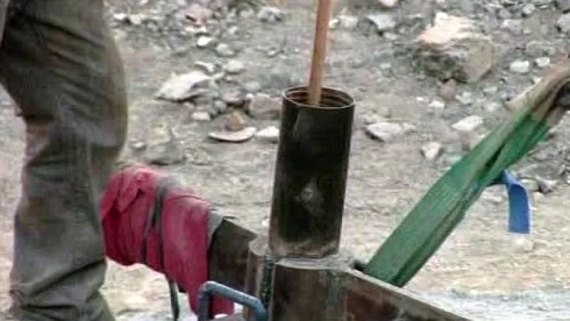 Otvor, kterým k horníkům posílají potraviny a další nutné věci