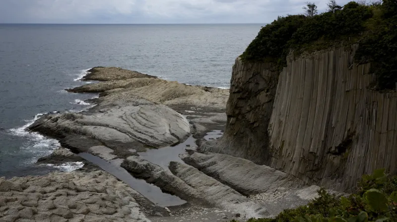 Pobřeží Ochotského moře v Južno-Kurilsku na ostrově Kunašir