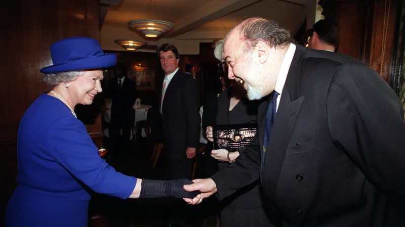 Režisér Peter Hall s královnou Alžbětou II.