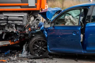 U Doks se střetl kamion s osobním autem, tři lidé zemřeli