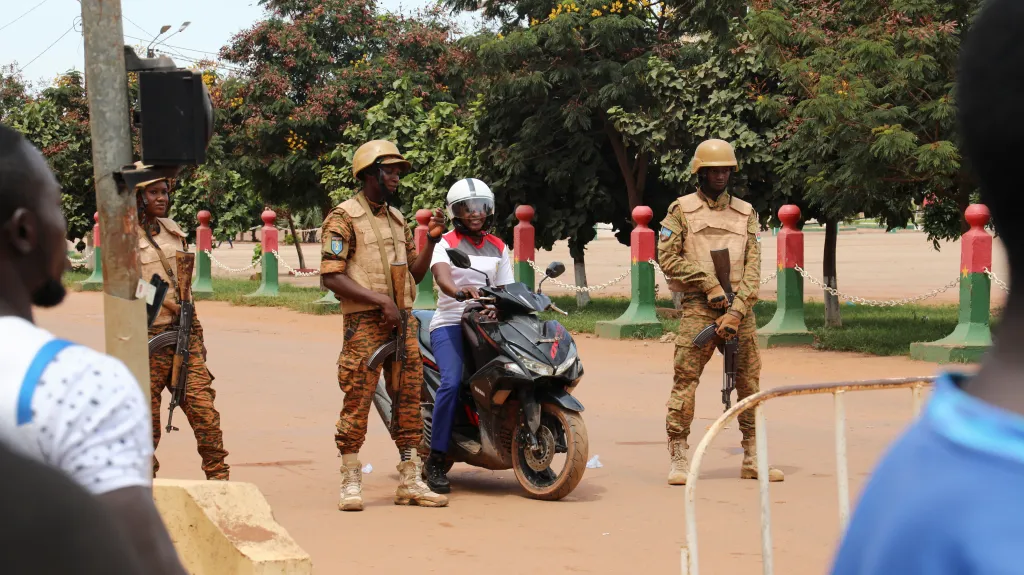 Vojáci v ulicích Ouagadougou