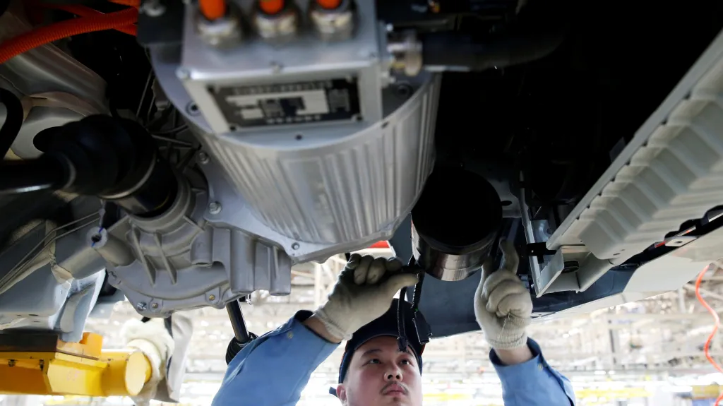 Výroba aut v čínské továrně