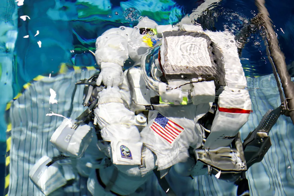 Astronauti využívají plošinu jak pro sestup do bazénu, tak i pro jeho opuštění