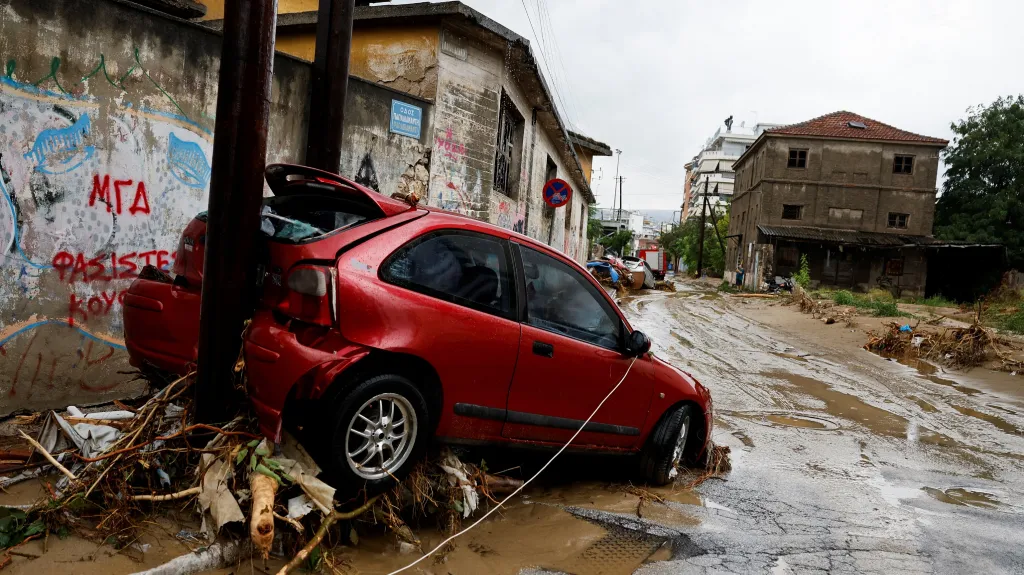 Poškozené auto v řeckém městě Volos