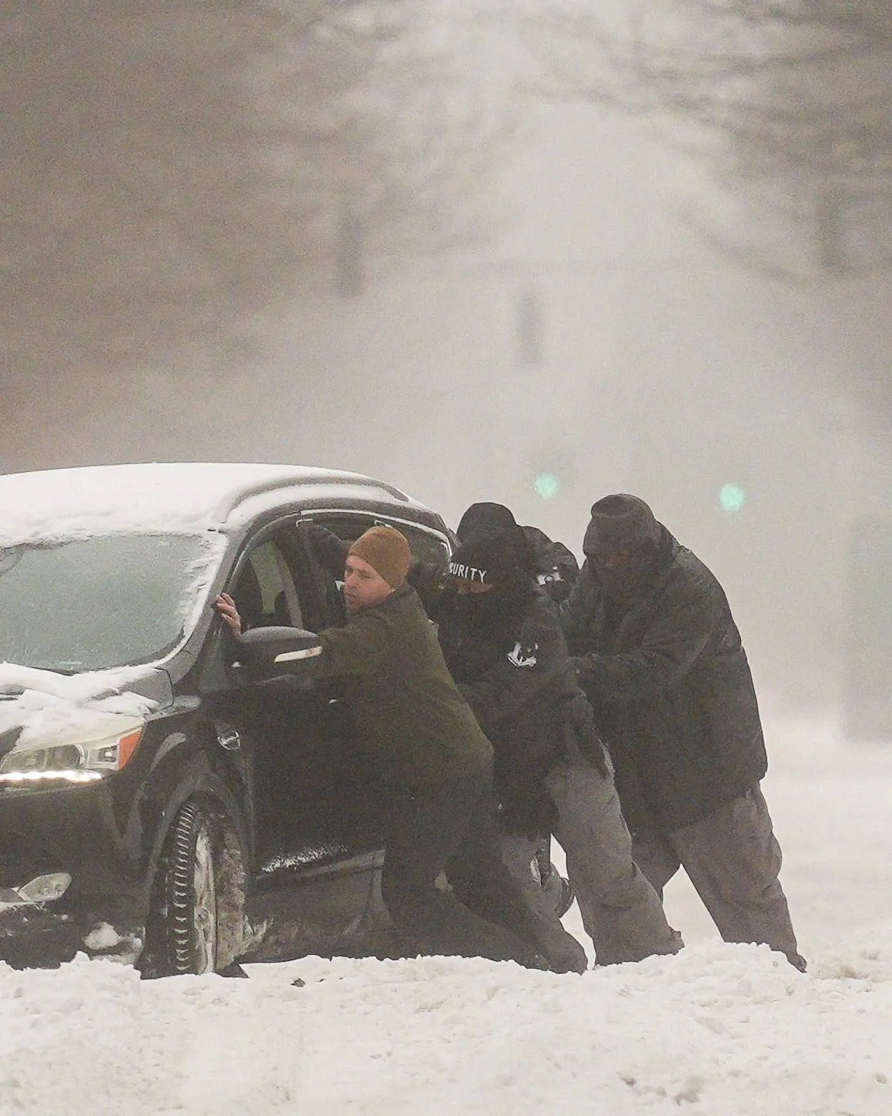 Zimní bouře v USA má nejméně 62 obětí, o víkendu zemi zasáhne další