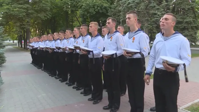 Ruští námořníci vzdávají poctu kolegům, kteří nepřežili požár v batyskafu
