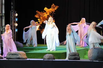 Rusalka i hudebníci v dresech a s logy na prsou?