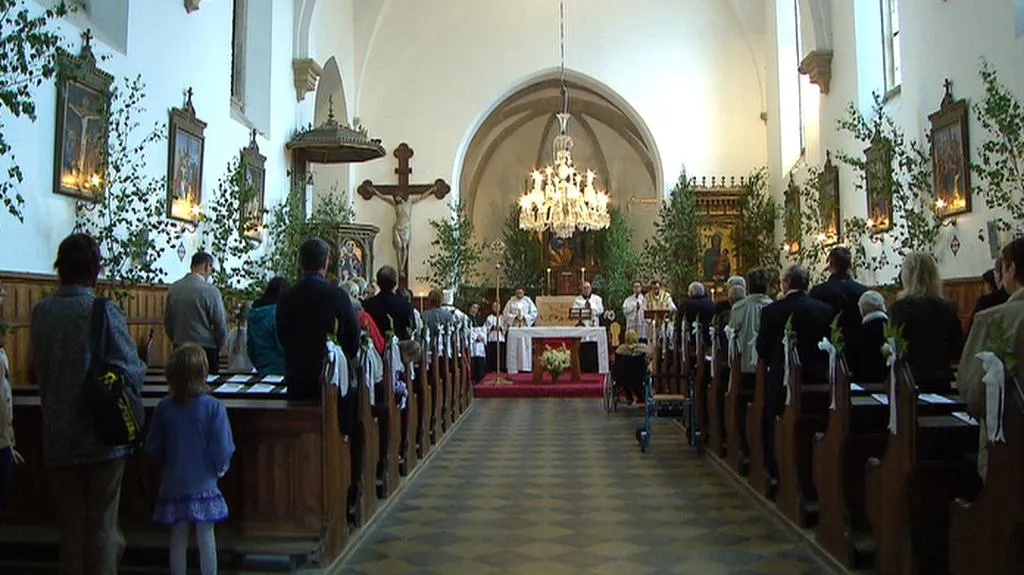 Věřící v kostele sv. Petra v Křivoklátě