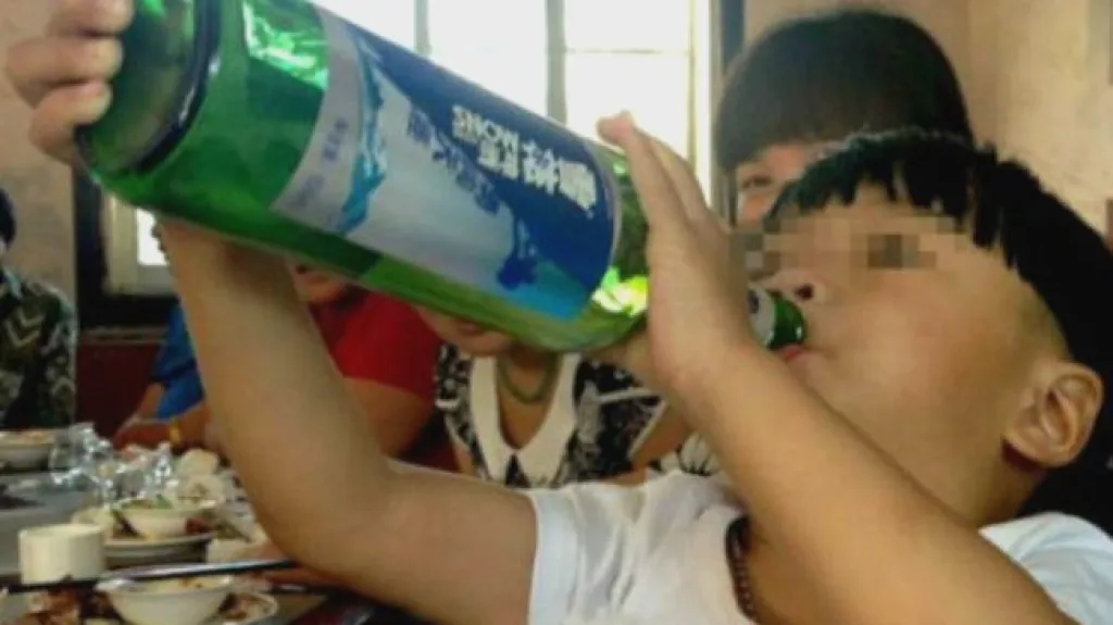 Dvouletý čínský alkoholik