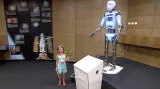 Dětem předával vysvědčení humanoidní robot