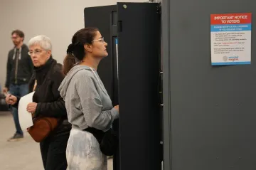V Georgii začaly volby prezidenta USA. Kritiku budí rozhodnutí o ručním sčítání