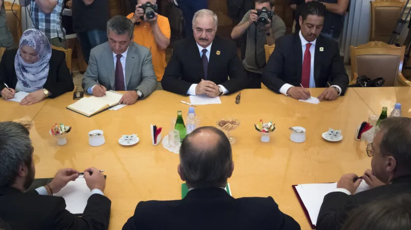 Chalífa Haftar na jednání s ruským ministrem zahraničí Sergejem Lavrovem