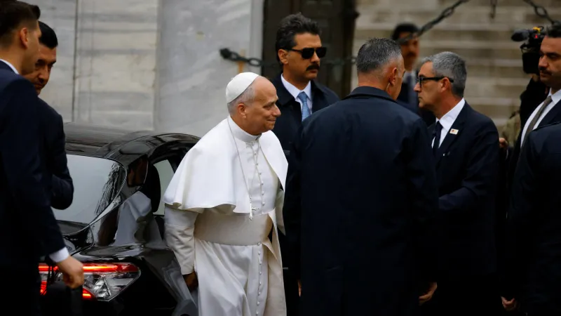 Papež Lev XIV. na návštěvě Modré mešity v Istanbulu