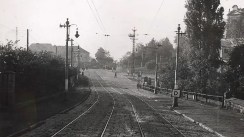 Pohled na zatáčku tak, jak ji viděl přijíždějící Heydrich. Zdroj: Soukromý archiv Jaroslava Čvančary.