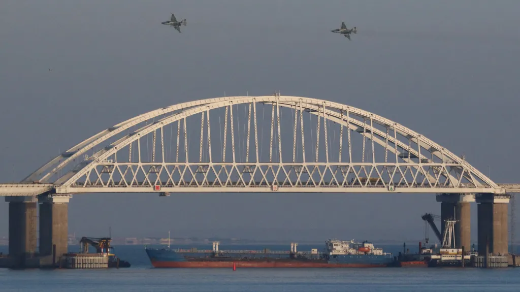 Ruská letadla nad Krymským mostem a tanker Neyma pod ním