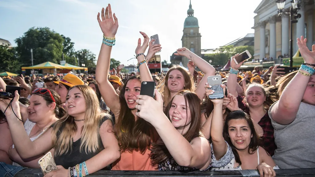 Publikum na Schlossgrabenfestu v Darmstadtu