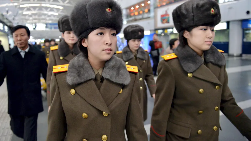 Členky skupiny Moranbong na pekingském letišti před odletem do Pchjongjangu
