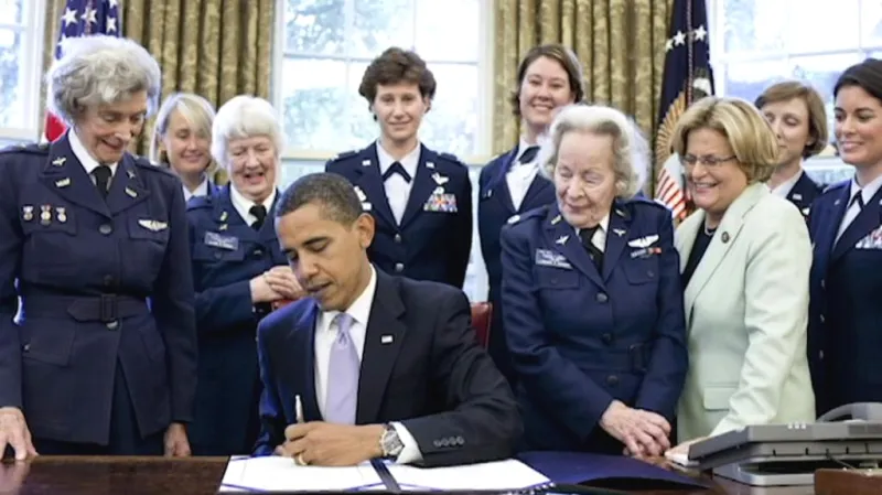 Elaine Harmonová (třetí zleva) v Bílém domě