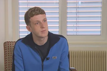 Už narozením je na nás páchané násilí, říká Édouard Louis. Autobiografii používá jako politickou zbraň