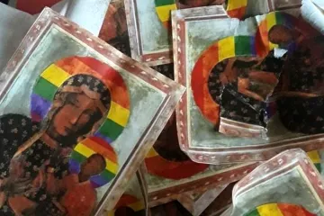 Poláky pobouřila madonina duhová svatozář. Aktivistce hrozí za šíření plakátů vězení