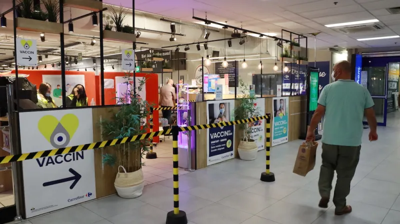 Očkovací centrum v jednom z bruselských supermarketů