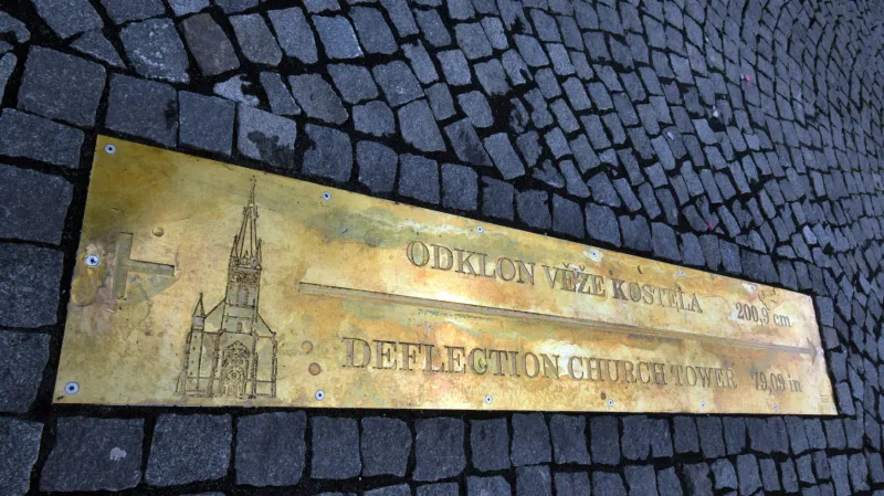 Výbuch vychýlil věž o více než dva metry