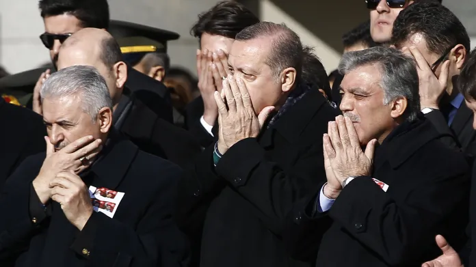 Turečtí představitelé vzdali hold policistům zabitým při útoku v Istanbulu