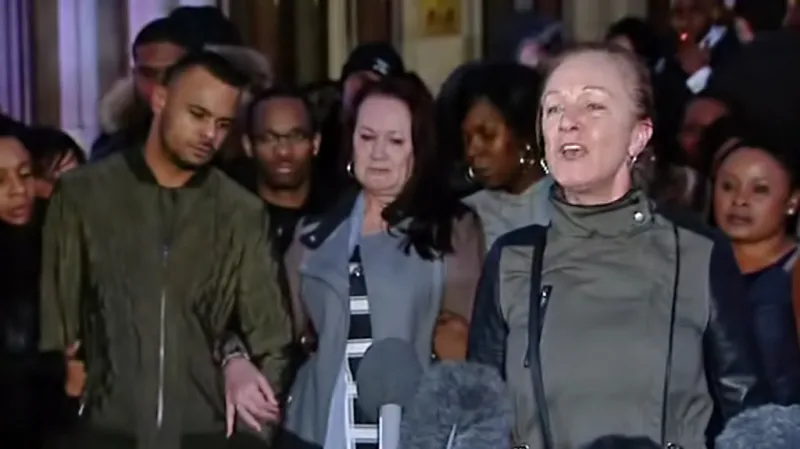 Dugganova matka Pam (uprostřed) a teta Carole