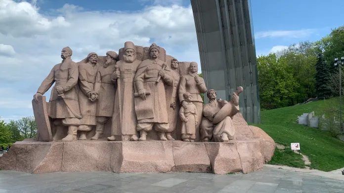 Památník Perejaslavské rady v Kyjevě. Do konce dubna 2024 stál pod obloukem, který vznikl za doby SSSR na znamení rusko-ukrajinského přátelství a který se po obnovené ruské invazi změnil a přejmenoval na Oblouk Svobody ukrajinského národa
