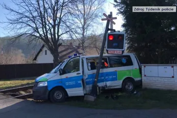 Na Příbramsku se srazila sanitka s vlakem, převážený pacient zemřel