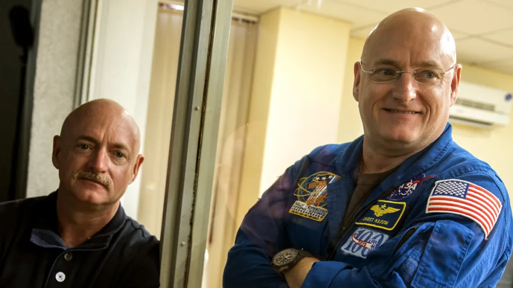 Dvojčata Mark a Scott Kellyovi