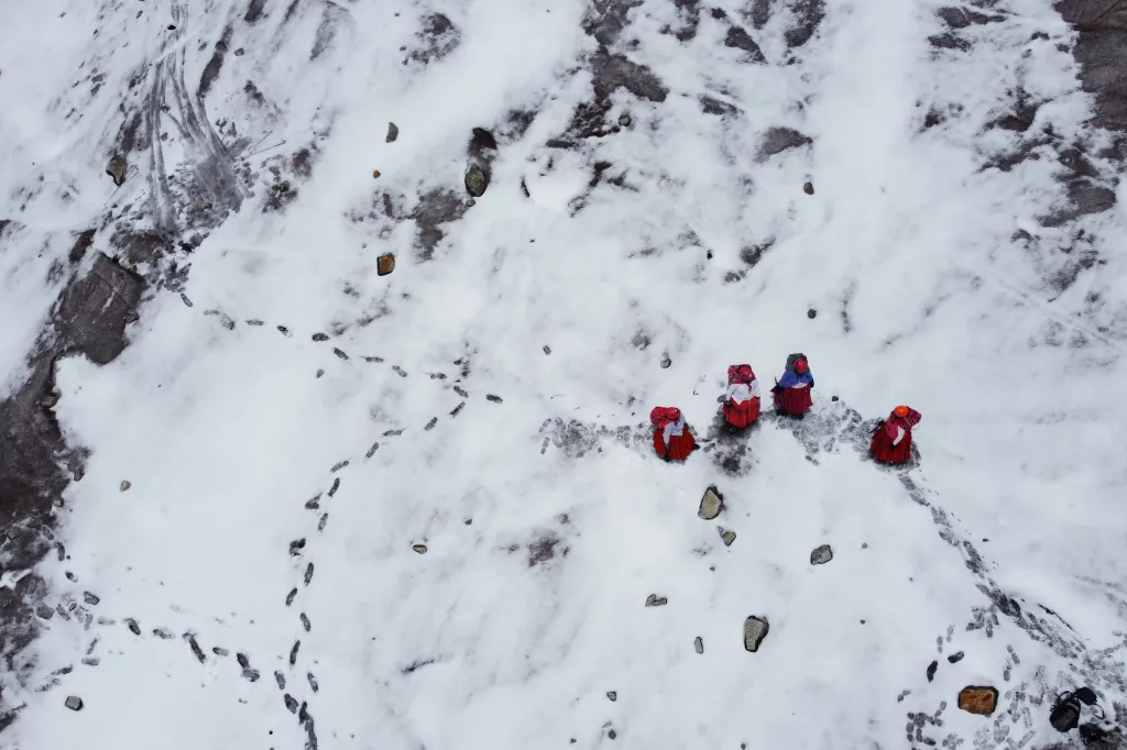 Výstup horolezkyň na zasněženou horu Huayna Potosi u El Alta v Bolívii