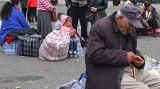 Lidé čekají v centru Stěpanakertu na dopravu z Náhorního Karabachu