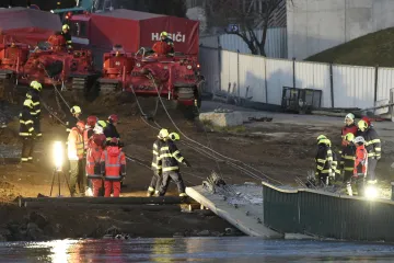 Hasiči vyprošťovacími tanky vytáhli z Vltavy zřícenou trojskou lávku
