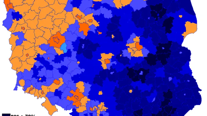 Výsledky voleb do Evropského parlamentu v květnu 2019. Modře Právo a spravedlnost, oranžově Evropská koalice