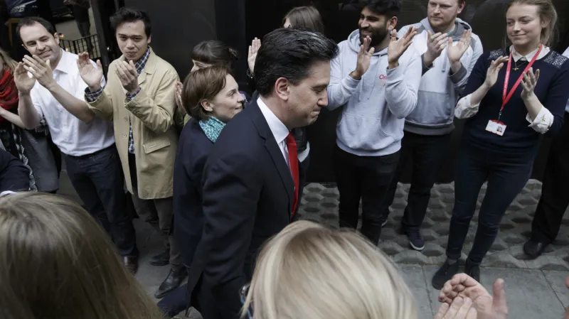 Ed Miliband se svou ženou Justine před ústředím Labouristické strany