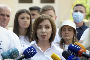 Proevropská strana moldavské prezidentky Sanduové získala nadpoloviční většinu v parlamentu