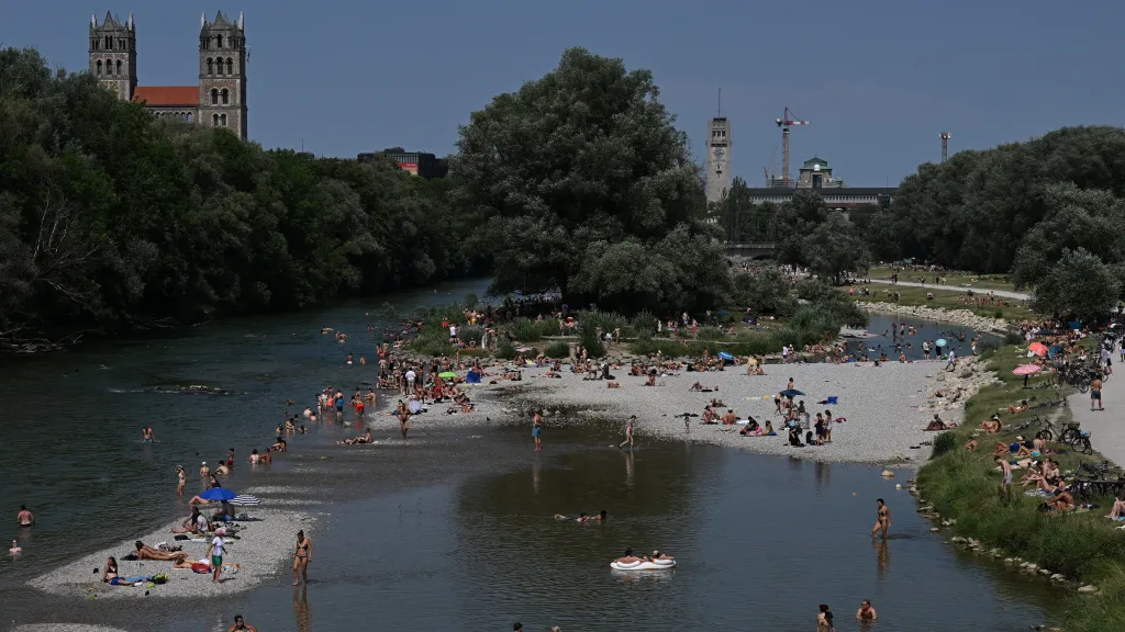 Lidé u řeky Isar v Mnichově (28. června 2026)