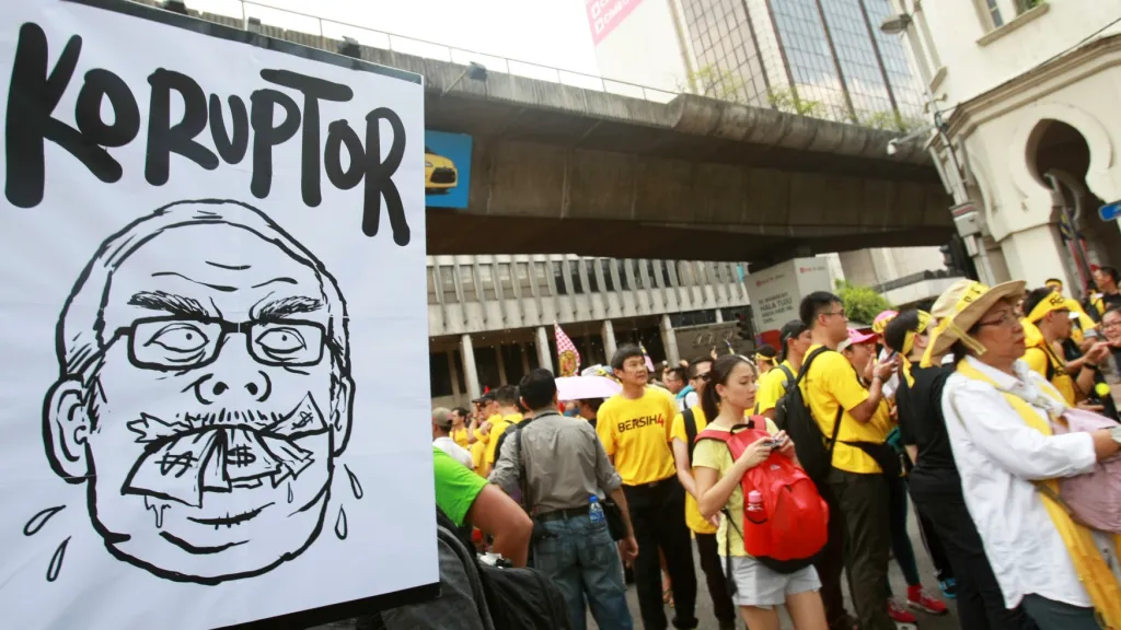 Demonstrace proti premiérovi Razakovi v Kuala Lumpur