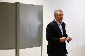 Prezidentské volby v Portugalsku podle odhadů jasně vyhrál středolevicový Seguro