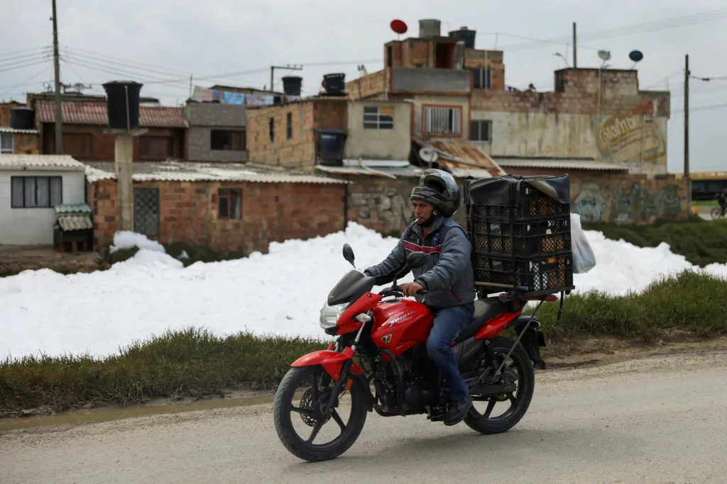 Kolumbijské město zalila bílá pěna z extrémně znečištěné řeky