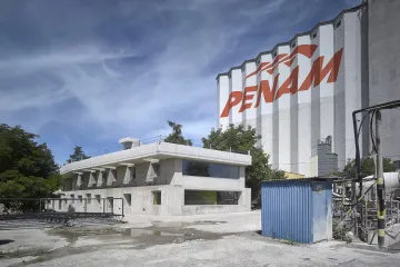 Administrativní budova může být odvážná, a přitom skromná. Vítěz České ceny za architekturu stojí ve Strančicích