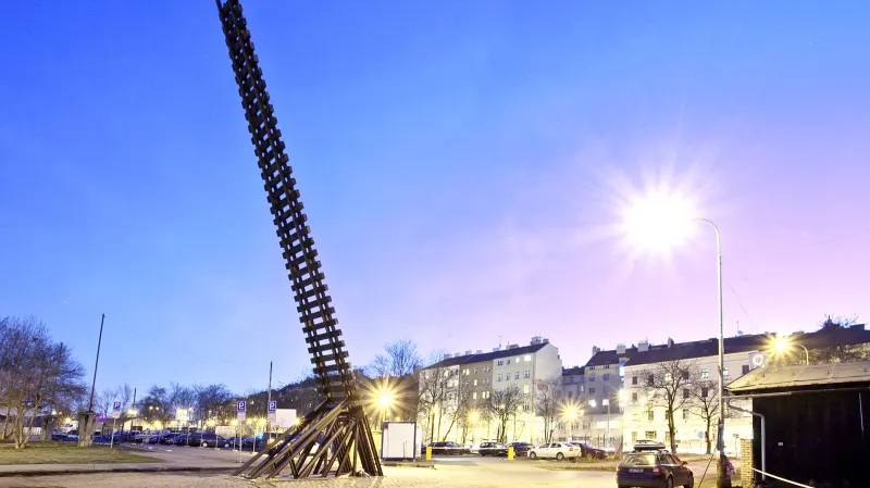 Brána nenávratna před pražským nádražím Bubny