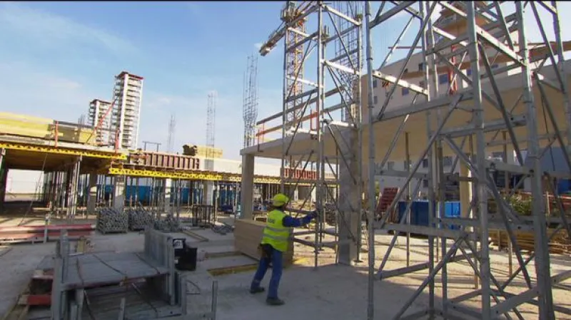 Propouštění a platy tématem Ekonomiky ČT24