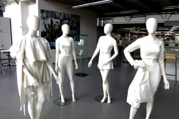 Nezávadné neznamená nemódní. Studentka navrhla oblečení pro lidi s ekzémem