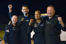 Z vesmíru se vrátila čtyřčlenná civilní posádka lodi Crew Dragon