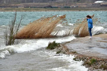 Meteorologové varují před silným větrem v noci na pondělí na některých místech