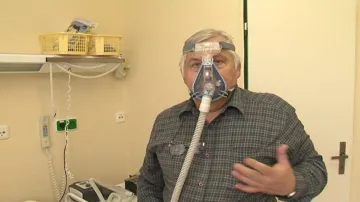 Kromě operace může pacientům pomoci i speciální spánková maska